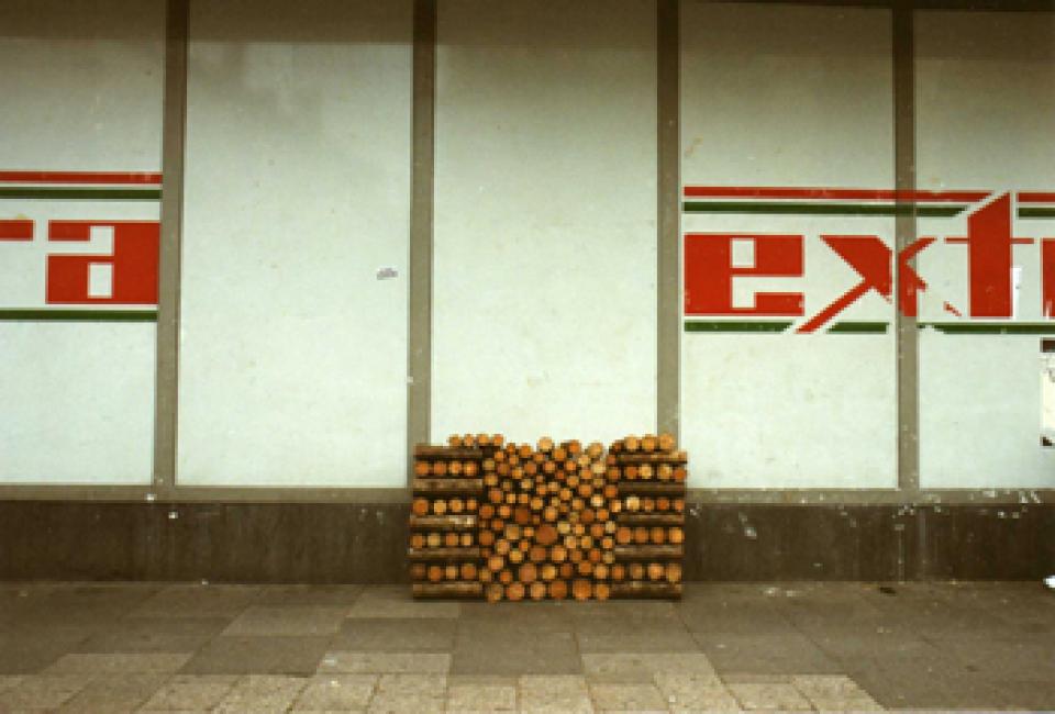 Objekte im Außenraum # 04 Schlichtung, 2005 Photoreihe,Holz, gestapelt,Installation an verschiedenen Orten in Bremen