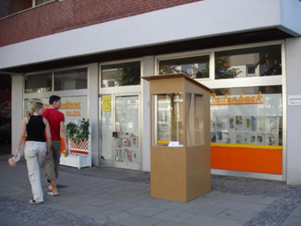 Alltagsbeobachtung #01 Alltagsbeobachtung, 2006,Performance und Skulptur, Dokumentation von 9 Orten in Bremen, Leipzig,Mdf-Platte, Plexiglas
